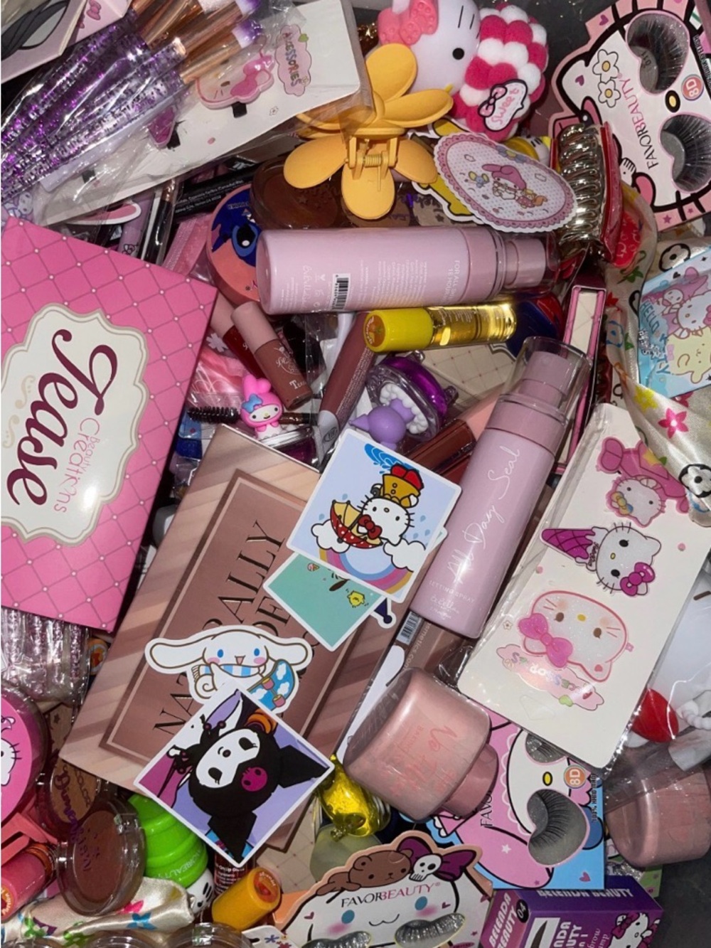 Hello kitty & Makeup Mystery scoop 5 items